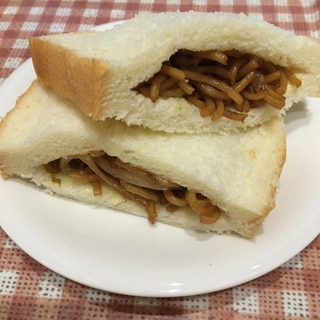 余った焼きそばを使って☆焼きそばサンド♪